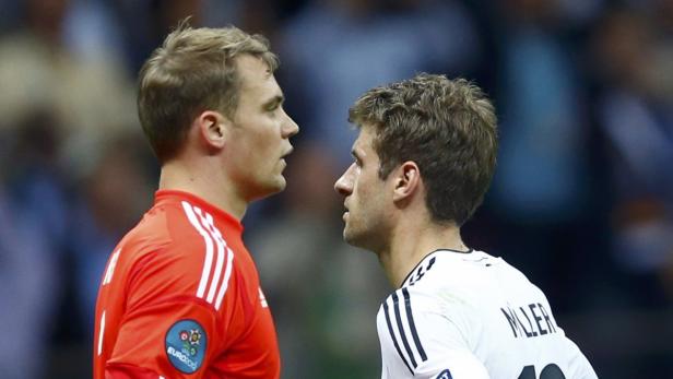 Manuel Neuer und Thomas Müller stehen sich gegenüber.