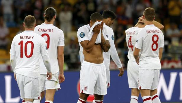 Enttäuschte englische Fußballspieler nach einem Spiel.