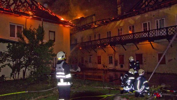 Feuerwehrleute bekämpfen einen Brand in einem mehrstöckigen Gebäude.