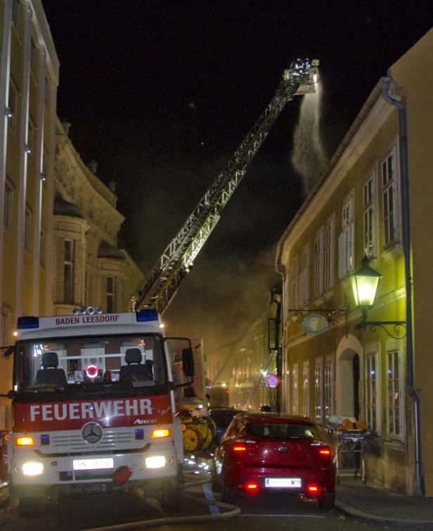 Ein Feuerwehreinsatz in Baden Leesdorf bei Nacht mit Drehleiter und Löschfahrzeug.