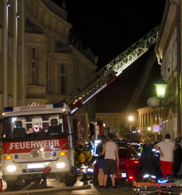 Ein Feuerwehreinsatz in Baden-Baden bei Nacht mit Drehleiter und Einsatzkräften.