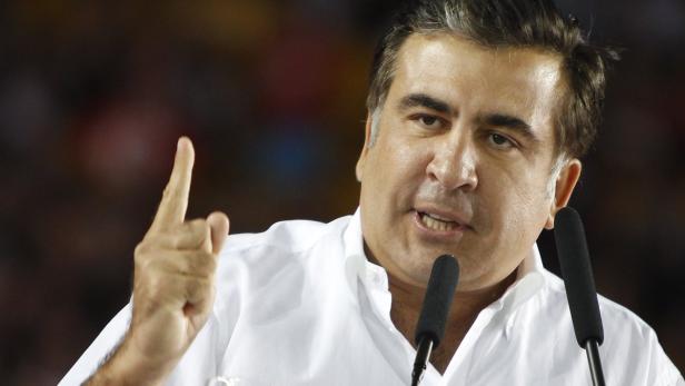 Michail Saakaschwili gestikuliert während einer Rede vor Mikrofonen.