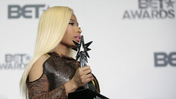 Nicki Minaj hält eine Trophäe der BET Awards in der Hand.