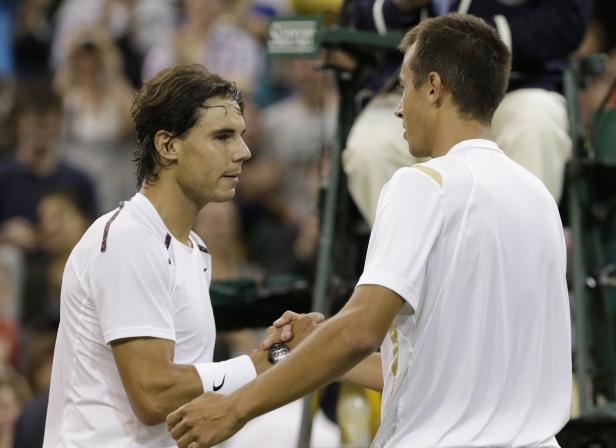 Rafael Nadal gibt seinem Gegner nach einem Tennismatch die Hand.