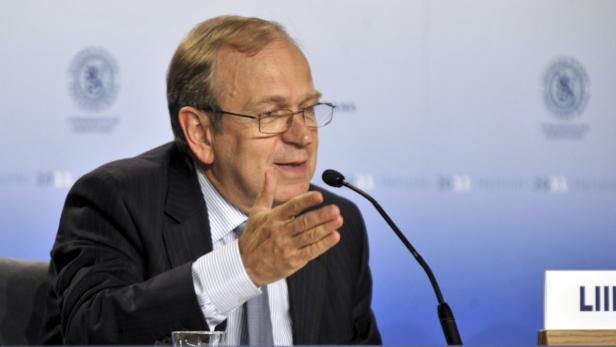 Leitet die Expertengruppe: Finne Erkki Liikanen Ein Mann mit Brille gestikuliert während einer Rede vor einem Mikrofon.