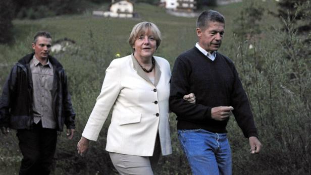 Angela Merkel geht mit ihrem Mann Joachim Sauer spazieren.