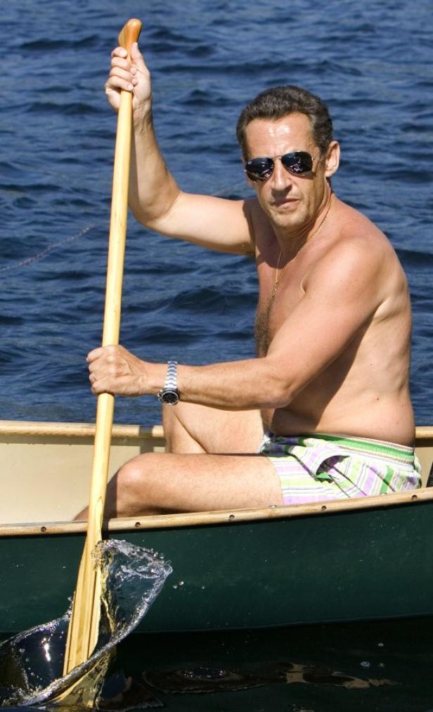 Nicolas Sarkozy beim Kanufahren auf einem See.
