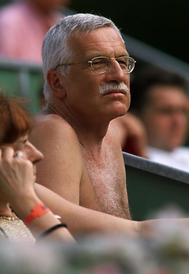 Ein älterer, barbrüstiger Mann mit Brille und Schnurrbart sitzt im Publikum.