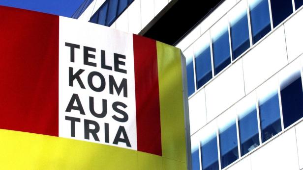 Das Logo von Telekom Austria vor einem Bürogebäude.