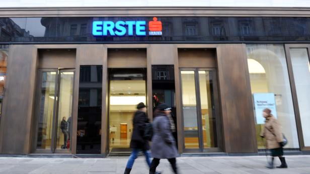 Passanten vor einer Filiale der Erste Bank.