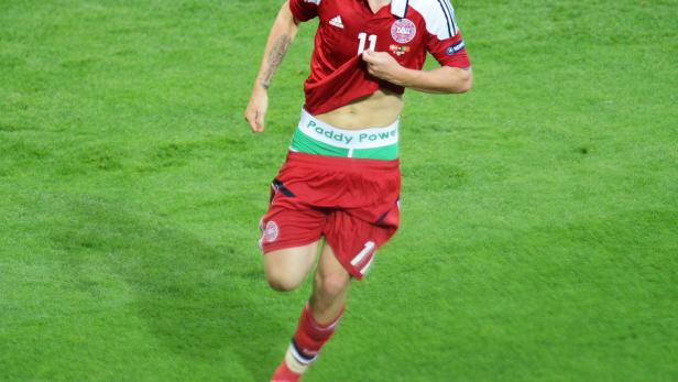 Ein dänischer Fußballspieler zieht sein Trikot hoch und zeigt seine Unterwäsche von Paddy Power.