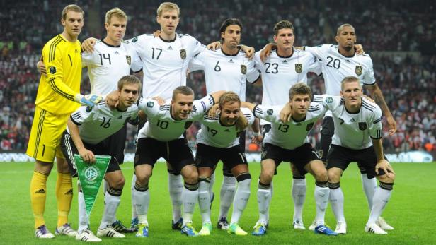 Die deutsche Fußballnationalmannschaft posiert für ein Mannschaftsfoto.