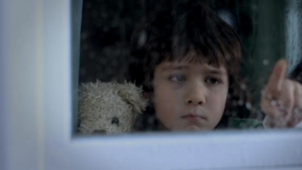 Knorr Fix Mamas Allerlei/Unilever/Lowe Deutschland/TV/23-Sekunden Ein Junge mit einem Teddybär schaut aus dem Fenster in den Schnee.