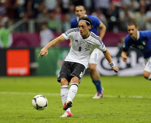 Mesut Özil schießt den Ball während eines Fußballspiels.