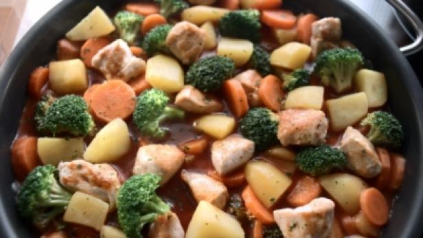 Knorr Fix Mamas Allerlei/Unilever/Lowe Deutschland/TV/23-Sekunden Ein Gericht mit Hähnchen, Kartoffeln, Brokkoli und Karotten in einer dunklen Pfanne.