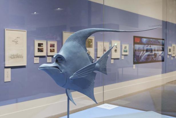 Eine graublaue Skulptur von Blubber, einer Figur aus dem Film „Findet Nemo“, in einer Ausstellung.
