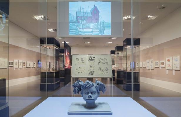 Eine Skulptur von Aggie aus dem Animationsfilm „ParaNorman“ in einer Museumsausstellung.