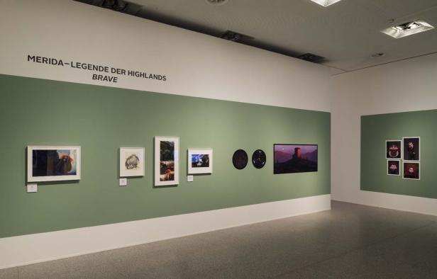 Eine Ausstellung mit Bildern zum Film „Merida – Legende der Highlands“.