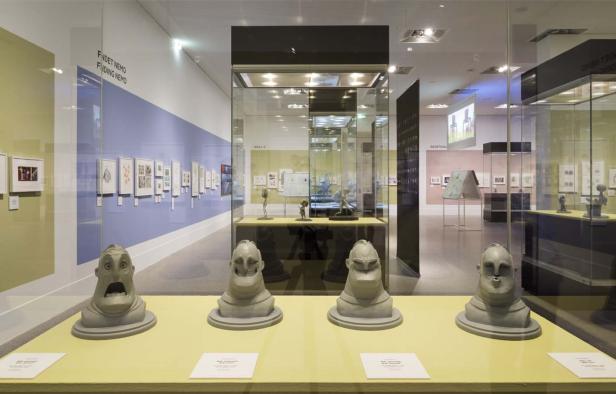 Ausstellung mit Skulpturen von Mr. Incredible aus dem Film „Die Unglaublichen“.