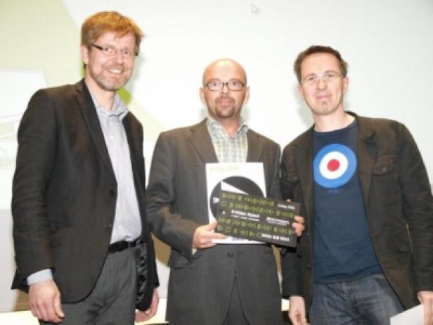 Peter Drössler und Silberball-Vertreter (c: fvw) Drei Männer posieren mit einer Auszeichnung für ein Foto.