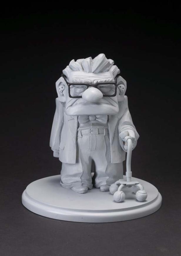 Eine graue Skulptur von Carl Fredricksen aus dem Film „Oben“ mit Brille und Gehstock.