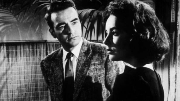 Ein Schwarzweißfoto von Elizabeth Taylor und Montgomery Clift.