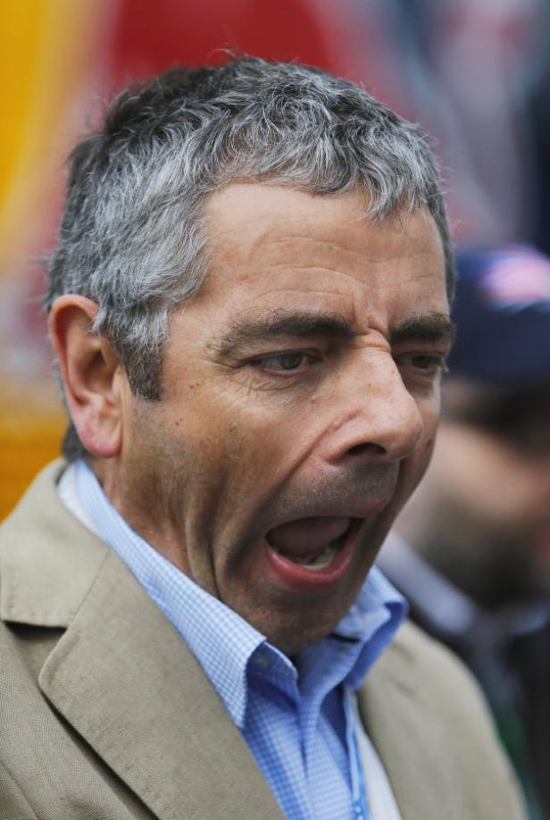 Rowan Atkinson mit geöffnetem Mund.