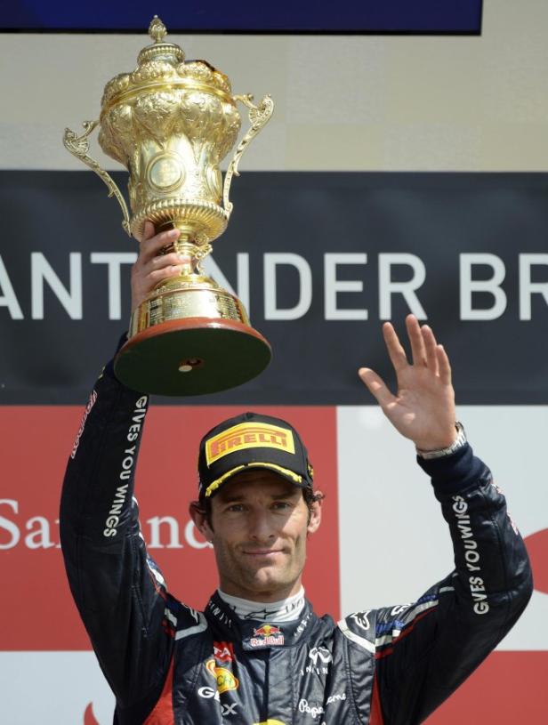 Mark Webber hält die Trophäe des Großen Preises von Großbritannien in die Höhe.