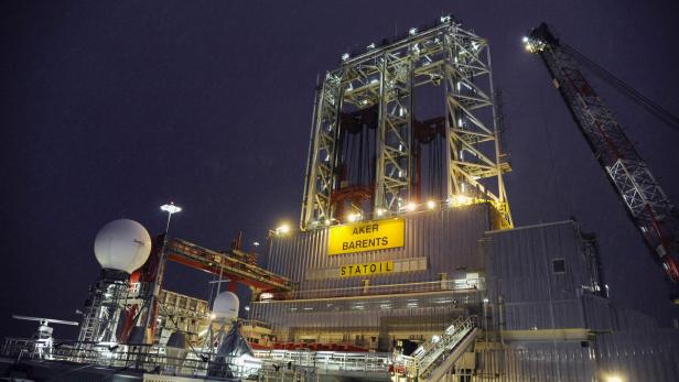Die Ölplattform „Aker Barents“ von Statoil bei Nacht.