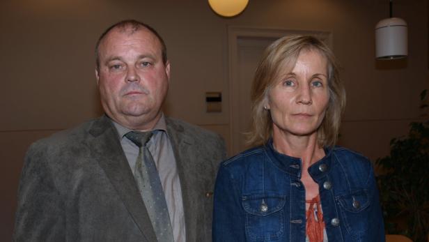 Ein Mann mit Anzug und eine Frau mit Jeansjacke stehen nebeneinander.