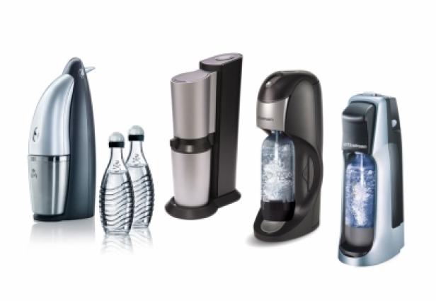 Mehrere SodaStream-Geräte unterschiedlicher Modelle stehen nebeneinander.