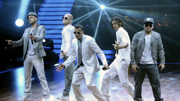 Die Popband Söhne Mannheims tritt auf einer Bühne auf.