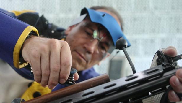 Ein Schütze justiert sein Gewehr vor einem Wettkampf.