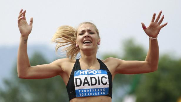 Ivona Dadic jubelt mit erhobenen Armen bei einem Sportwettkampf.