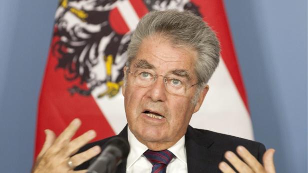 Heinz Fischer spricht vor der österreichischen Flagge.