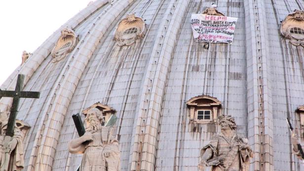 Italiener protestiert auf dem Petersdom
