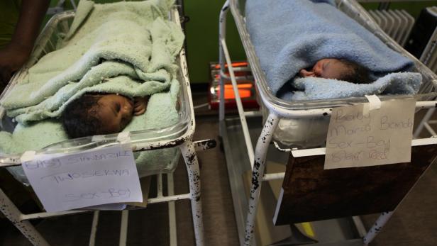 Zwei Babys, Standa Zile Tinosekwa und Maria Banda, liegen in ihren Betten.