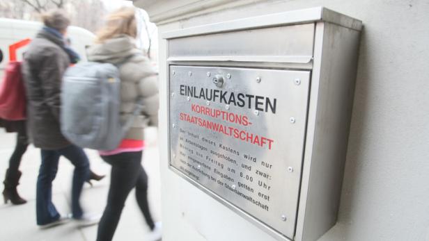 Ein Briefkasten der Korruptionsstaatsanwaltschaft an einer Wand.