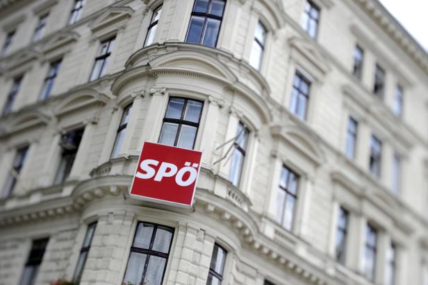Ein Gebäude mit einem roten Schild der SPÖ an der Fassade.