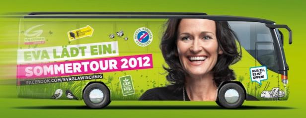 Ein grüner Bus wirbt mit Eva Glawischnig für die Sommertour 2012 der Grünen.