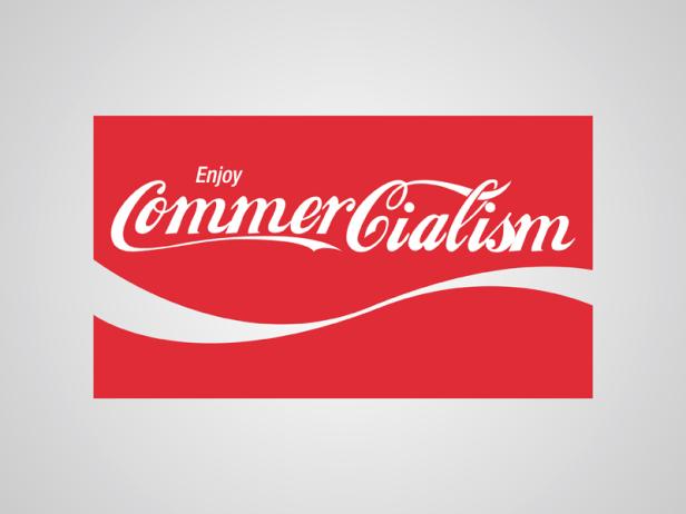Eine rote Grafik im Stil von Coca-Cola zeigt den Schriftzug „Enjoy Commercialism“.