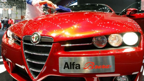 Ein roter Alfa Romeo Brera wird poliert.