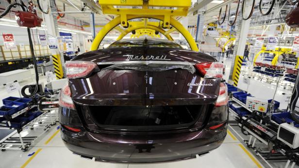 Ein dunkelroter Maserati Quattroporte in einer Produktionsanlage.