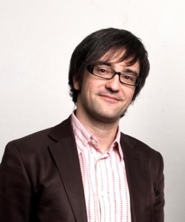 Gerhard Günther, Geschäftsführer Digitalsunray (c: digitalsunray) Ein Mann mit Brille und braunem Sakko lächelt in die Kamera.