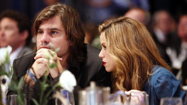 Shakira sitzt neben Gerard Piqué bei einer Veranstaltung.