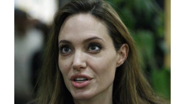 Ein Porträt von Angelina Jolie mit leicht geöffnetem Mund.