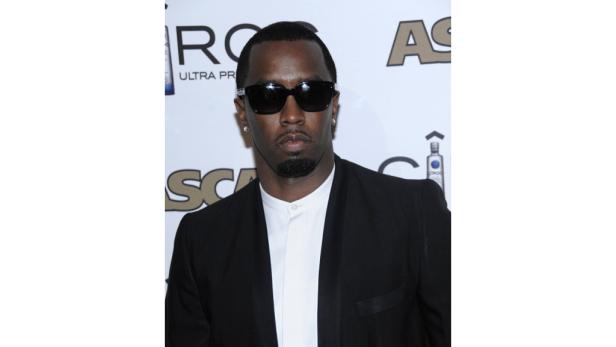 Porträt von Sean Combs, auch bekannt als P. Diddy, mit Sonnenbrille und Anzug.