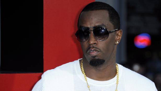 Der Rapper Sean Combs, auch bekannt als P. Diddy, mit Sonnenbrille und Goldkette.