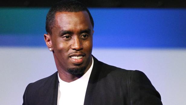 Ein Porträt von Sean Combs, auch bekannt als P. Diddy, in einem schwarzen Anzug.