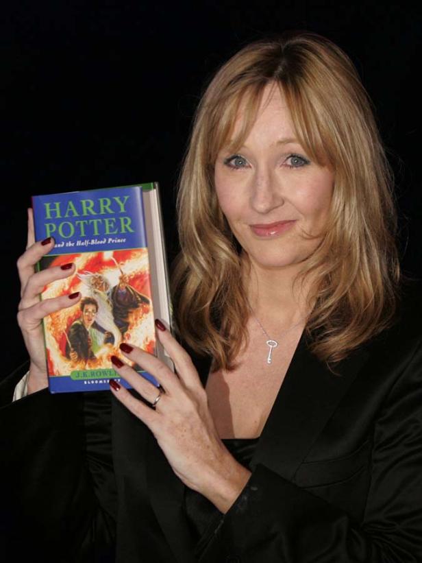 J.K. Rowling hält eine Ausgabe von „Harry Potter und der Halbblutprinz“ in der Hand.